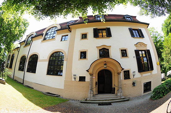 die Monacensia in der  Maria-Theresia-Straße 23 ist gehört zur Münchner Stadtbibliothek (Foto: Ingrid Grossmann)